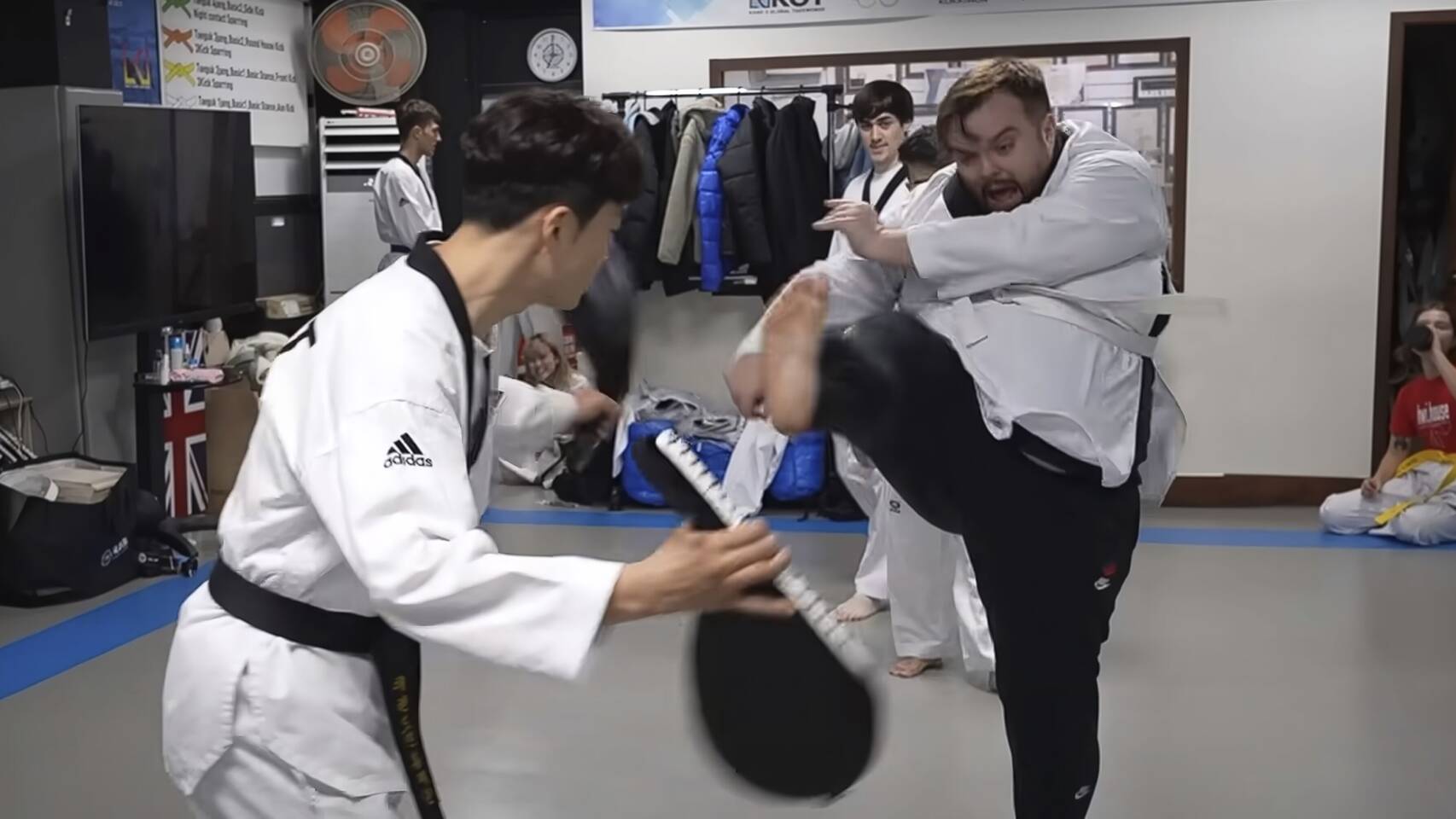 El vídeo de las primeras clases de taekwondo de Ibai en Corea demuestra