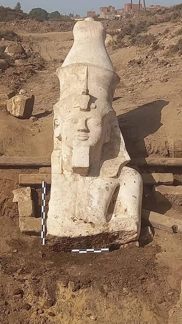 Arqueólogos encuentran y desentierran la mitad perdida de una estatua