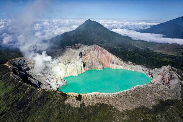 En la Tierra solo hay un volcán que expulsa lava azul está en