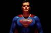 Henry Cavill anuncia su regreso como Superman y muestra su nuevo traje