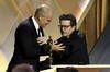 Michael J. Fox recibe el Óscar honorífico de la mano de Woody Harrelson