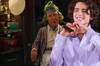 Timothée Chalamet enamora en la premiere de Wonka en Tokio y dedica una canción especial a Hugh Grant