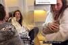 La historia de la mujer que amamantaba a un gato en un avión y que resultó ser cierta