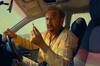 Nicolas Cage se enfrenta a un culto de surfistas en el delirante triler de 'The Surfer'