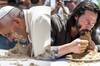 Una IA crea un concurso de comer cemento con el Papa Francisco y actores de Hollywood