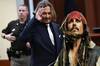 Johnny Depp imita al Capitán Jack Sparrow al salir del juicio contra Amber Heard