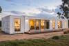 Brasil da una lecci�n a Espa�a: la nueva casa prefabricada de 60 metros con 3 dormitorios, porche y suite principal
