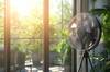 Adi�s al aire acondicionado: el truco de colocar el ventilador frente a la ventana que ayuda a expulsar el calor de casa