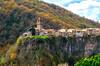 El pueblo medieval perfecto para una escapada: balcones suspendidos, un gran puente de piedra y un abismo esculpido por el agua