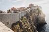 El pueblo medieval ideal para visitar en verano: 2 kil�metros de muralla y 16 torres declaradas Patrimonio Mundial