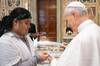 El Papa Len XIV firma una carta de Pokmon de un fan y ahora vale una fortuna (aunque no est en venta)