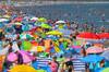Espa�a cansada de la peor imagen en sus playas: hasta 3000 euros por reservar sitio y 'plantar' a sombrilla en la arena
