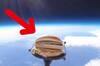 Lanzan una hamburguesa al espacio para comérsela después y lo que pasa luego no se podía saber