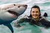 Orlando Bloom es rodeado por un tiburón blanco mientras practica paddle surf
