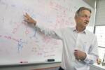 Geoffrey Hinton (78), padrino de la IA, sobre el futuro: 'Si no hacemos que se preocupen por los humanos, nos exterminar�n'