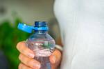 Las botellas de pl�stico vuelven a cambiar: lo que llega despu�s del 'tap�n fijo' enfadar� a muchos consumidores