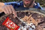 Un cocinero canadiense inventa la paella KitKat y enfada a los valencianos