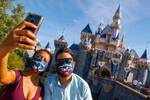 Adis a los mviles: Disney quiere que sus visitantes no 'rompan la magia' y propone una alternativa de 800 dlares