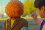 Netflix presenta su serie ms absurda y descacharrante con una mujer transformndose en un nugget de pollo