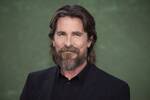 Christian Bale (52), actor, zanja la pol�mica con el Frankenstein de Netflix: 'Es alto y rid�culamente guapo'