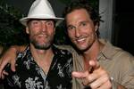 Woody Harrelson quiere saber si es hermano de Matthew McConaughey y propone un test de ADN