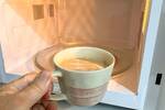 El error común y grave que cometes al calentar una taza de café en el microondas que puede llevarte al hospital