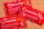 La medida que McDonald's ha empezado a hacer con los sobres de ktchup inquieta a sus clientes en Espaa