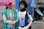China organiza una carrera digna 'Black Mirror' y pone a prueba robots humanoides junto a 9.000 corredores humanos