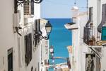 Parece Grecia, pero es Espa�a: fachadas blancas junto al mar, c�pulas azules y uno de los pueblos m�s bonitos del Mediterr�neo