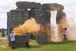 Un grupo de ecologistas lanza pintura contra los monumentos neolticos de Stonehenge y las redes arden en crticas