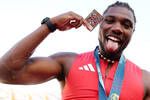 Quin es Noah Lyles, el atleta que se ha hecho viral por llevar cartas de Yu-Gi-Oh! en sus competiciones