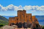 El pueblo medieval ideal para el verano: ruinas del siglo XV y una planta �nica en el mundo