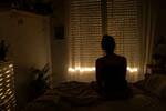 Los expertos avisan: no es bueno para la salud bajar del todo las persianas al dormir