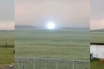 Una bola de luz azul aparece flotando tras una tormenta y desconcierta a los expertos: 'Hizo un pop y se desintegr'