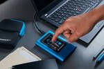 Este SSD de Kingston es el sueo de James Bond, ya que tiene pantalla tctil y proteccin militar para archivos secretos