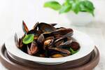 Los cocineros gallegos coinciden: 'Los mejillones al vapor saben mejor si no los amontonas y a�ades poca cantidad de albari�o'
