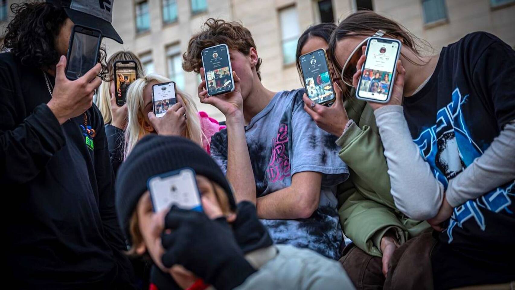 Francia aprueba la prohibición de las redes sociales a menores de 15 ...