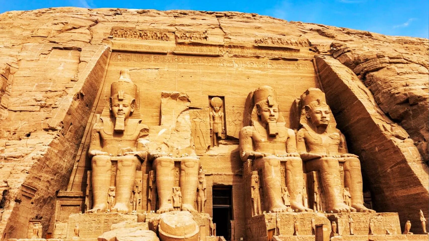 Egypto Random Arqueólogos encuentran y desentierran la mitad perdida de una estatua ...