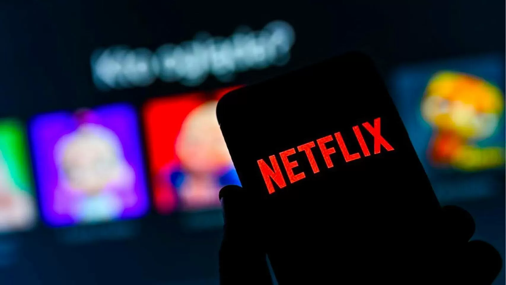 Usuario accediendo a Netflix con su móvil y una SmartTV