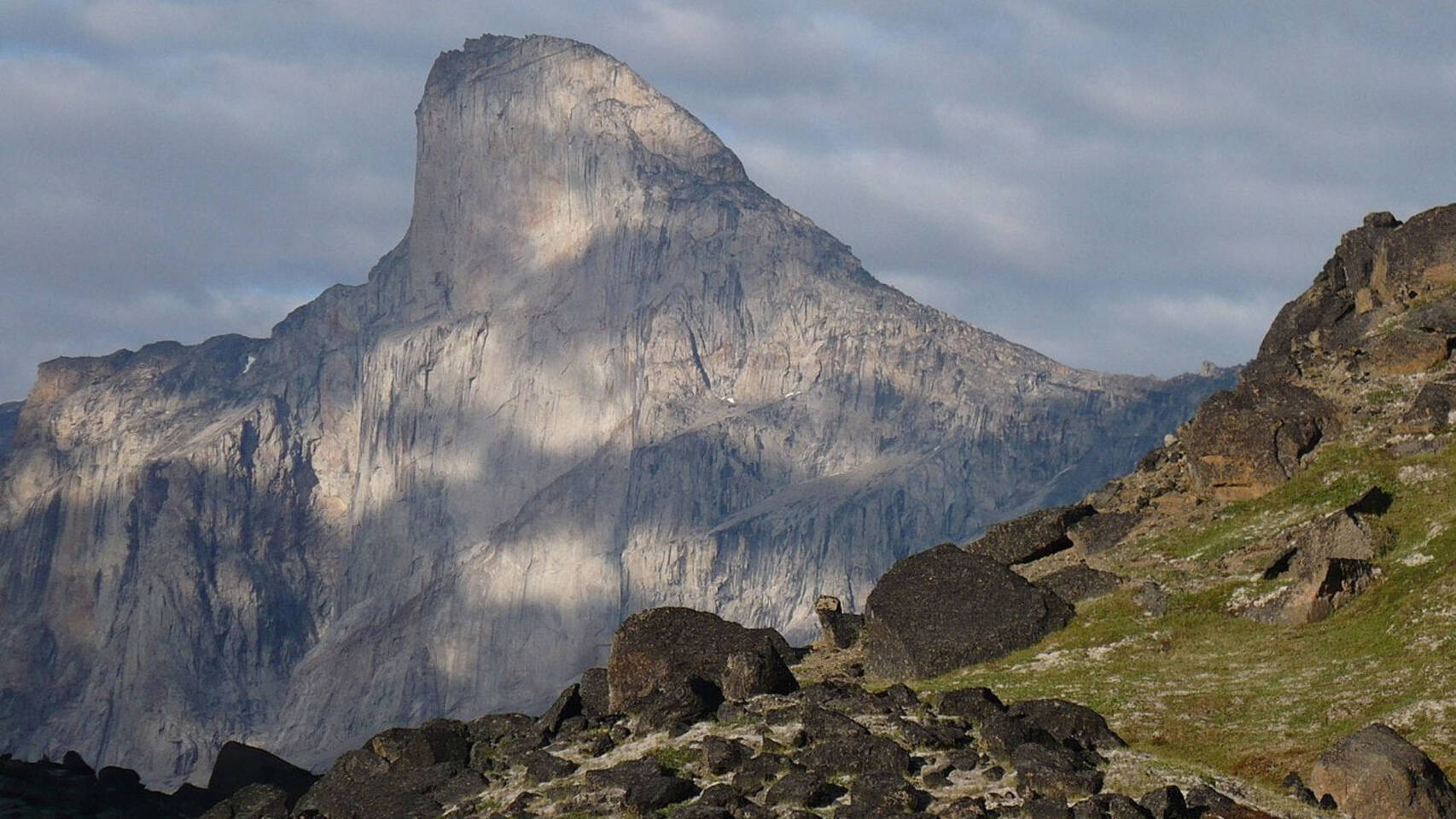 Descubre el Monte Thor de Canadá, la impresionante pared rocosa