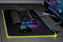 Corsair presenta su nueva alfombrilla gigante MM700 RGB