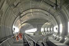 Suiza perfora los Alpes: 70 km de túneles, 28 millones de toneladas excavadas y millones de horas bajo tierra para unir Europa