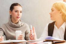 Hablar de estos temas puede delatar pocas habilidades sociales: estos son los 5 h�bitos que estropean una conversaci�n