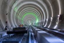 Un t�nel de 33 km atraviesa los Alpes: acorta el viaje de 3 horas a minutos, conecta trenes de alta velocidad y cambia a Europa