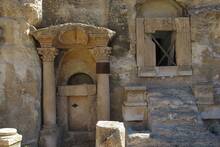 Arque�logos at�nitos descubren una extra�a tumba de hace 2.300 a�os bajo una vivienda: 'Tiene seres alados tallados'