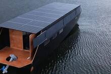 Un yate 100% solar sin combustible, 200 días de trabajo y un estreno frustrante: la embarcación no logró ni salir de Francia