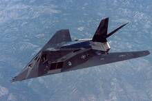 El F-117 Nighthawk es el avión avanzado 'imposible': inestable y furtivo, rompe cualquier defensa cambiando la guerra moderna