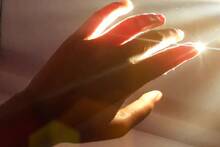 Cient�ficos descubren que el ser humano emite una luz que desaparece cuando muere: 'Entre 200 y 1000 nan�metros de longitud'