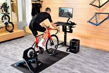 Thermaltake presenta un curioso escritorio para jugadores amantes del ciclismo virtual