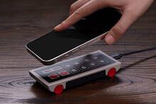 8BitDo presenta un cargador inalmbrico para mviles que homenajea al mando de NES